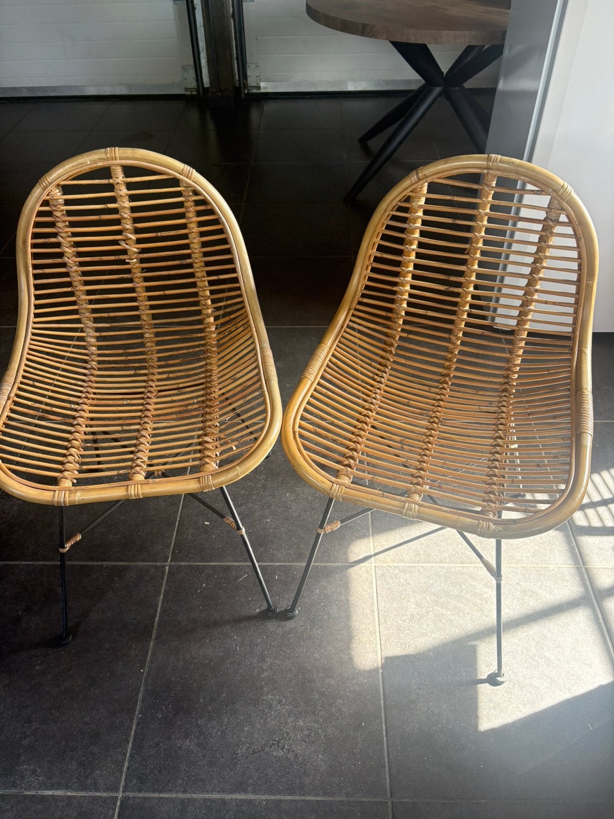 4 rotan stoelen met metalen onderstel, Ophalen, Zo goed als nieuw, Bruin, Vier