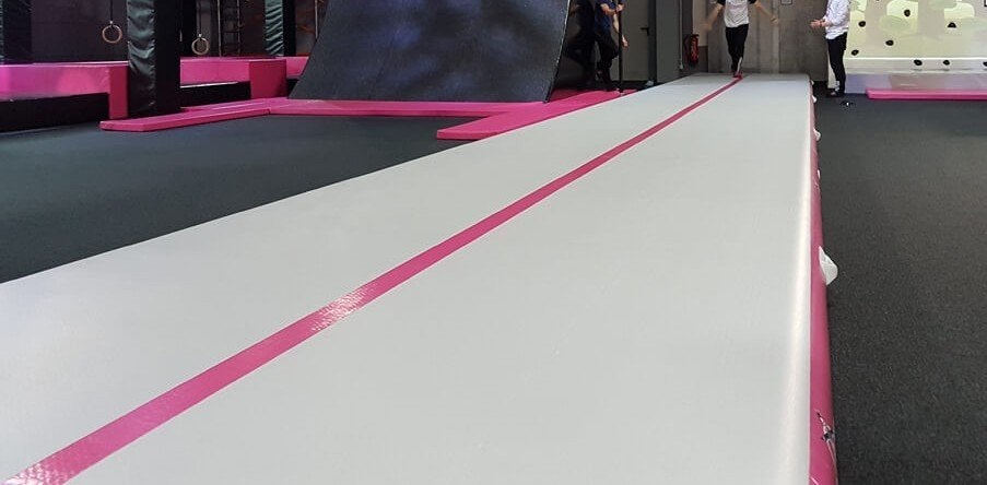 Nouvelle pompe AirTrack 15 x 2,0 x 0,2 mètre, Sports & Fitness, Gymnastique, Enlèvement, Matériel