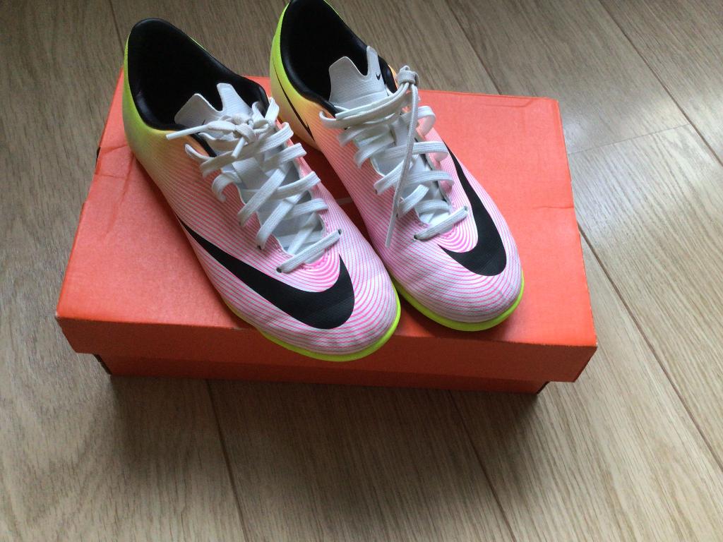 zaalvoetbalschoenen Nike maat 32, Sport en Fitness, Voetbal, Ophalen of Verzenden, Gebruikt, Schoenen