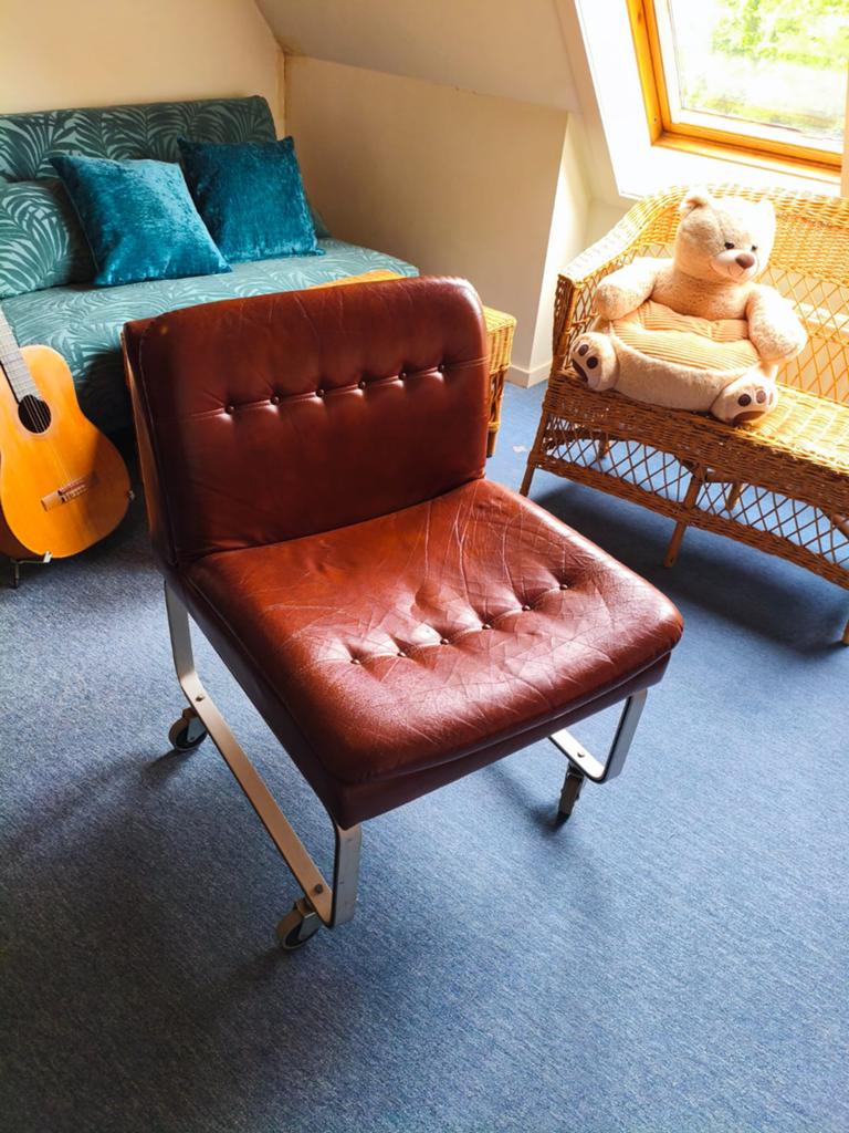 Chaise vintage en cuir avec roulettes, Huis en Inrichting, Fauteuils, Gebruikt, Leer, Ophalen