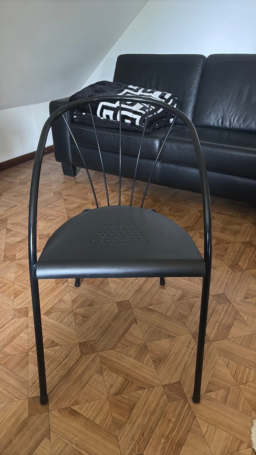 4 ijzeren stoelen met plastieken zit stapelbaar, Huis en Inrichting, Stoelen, Ophalen, Zo goed als nieuw