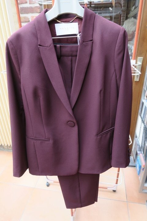 Broekpak nieuw mokka (Bordeaux) Nenette mt 44 (48it), Kleding | Dames, Jasjes, Kostuums en Pakken, Kostuum of Pak, Overige kleuren