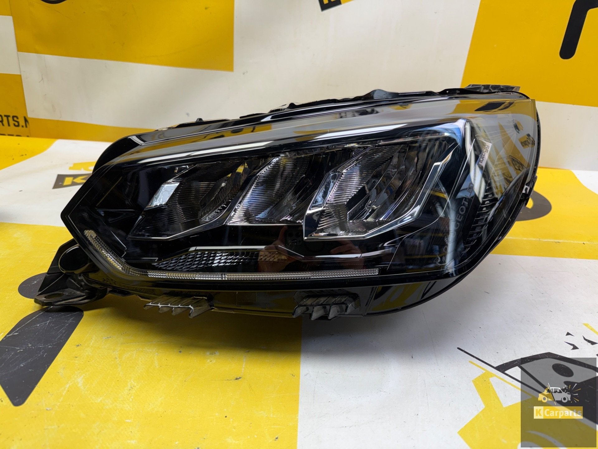 Phare avant gauche d'origine Peugeot 208 Facelift Full LED 1, Taurusavenue 1
2132 LS  Hoofddorp, NL, Contact.group@renault.com