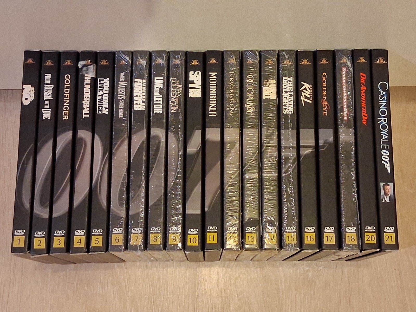 Série de 20 films de James Bond en édition de luxe, Français, 1980 à 2000, Neuf, dans son emballage, Français