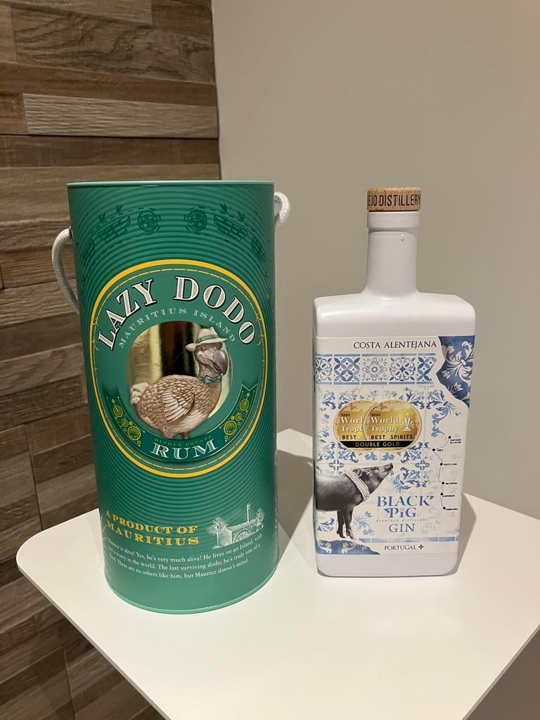 Lege fles Lazy Dodo rum en Black Pig gin, Enlèvement ou Envoi, Comme neuf