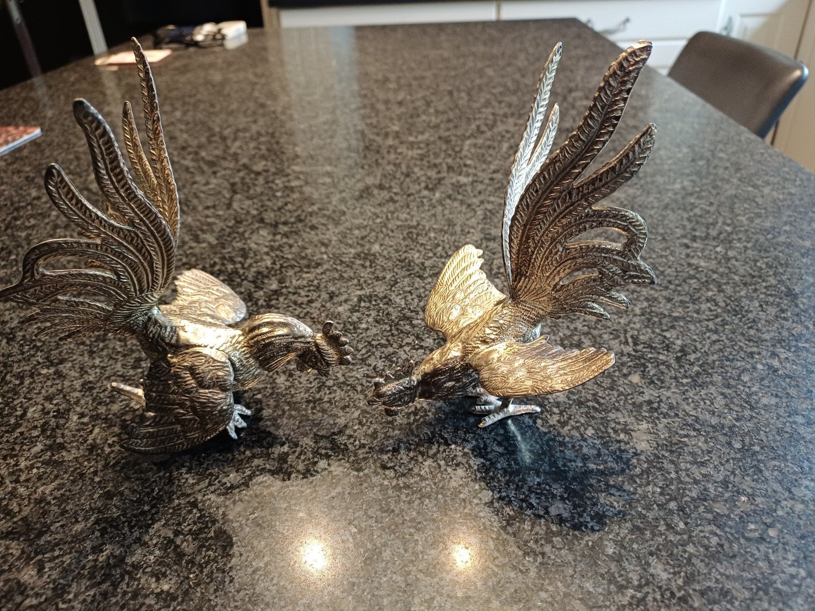 2 messing haantjes, Ophalen