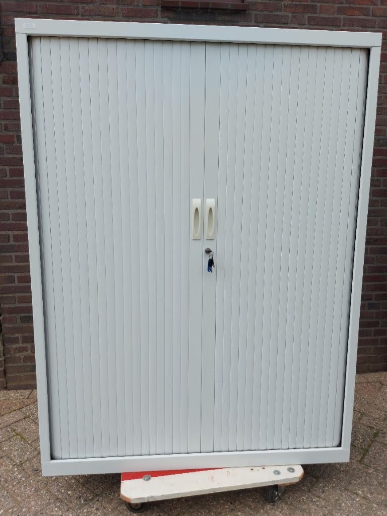 NG Halfh Roldeurkast Archiefkast - wit metaal. 2 stuks besch, Ophalen, 100 tot 150 cm, Zo goed als nieuw, Metaal