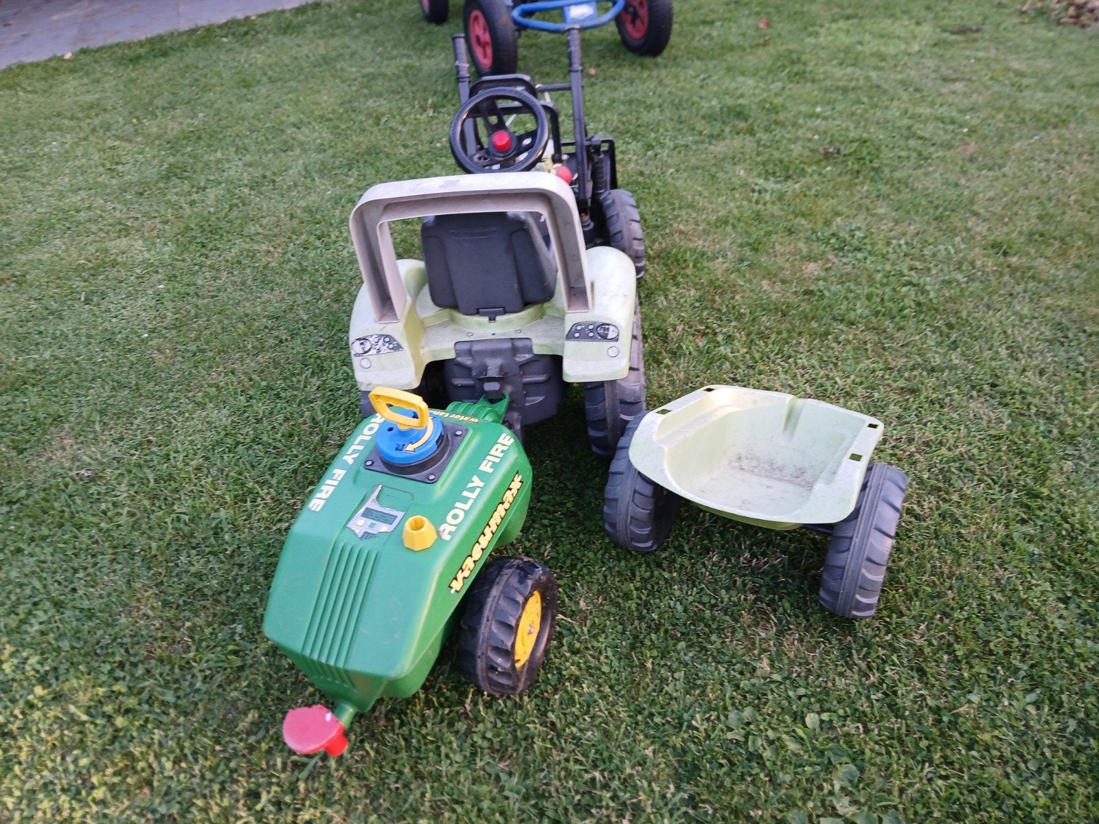 Traptraktor met schep vooraan en aanhangwagens. ., Kinderen en Baby's, Ophalen of Verzenden