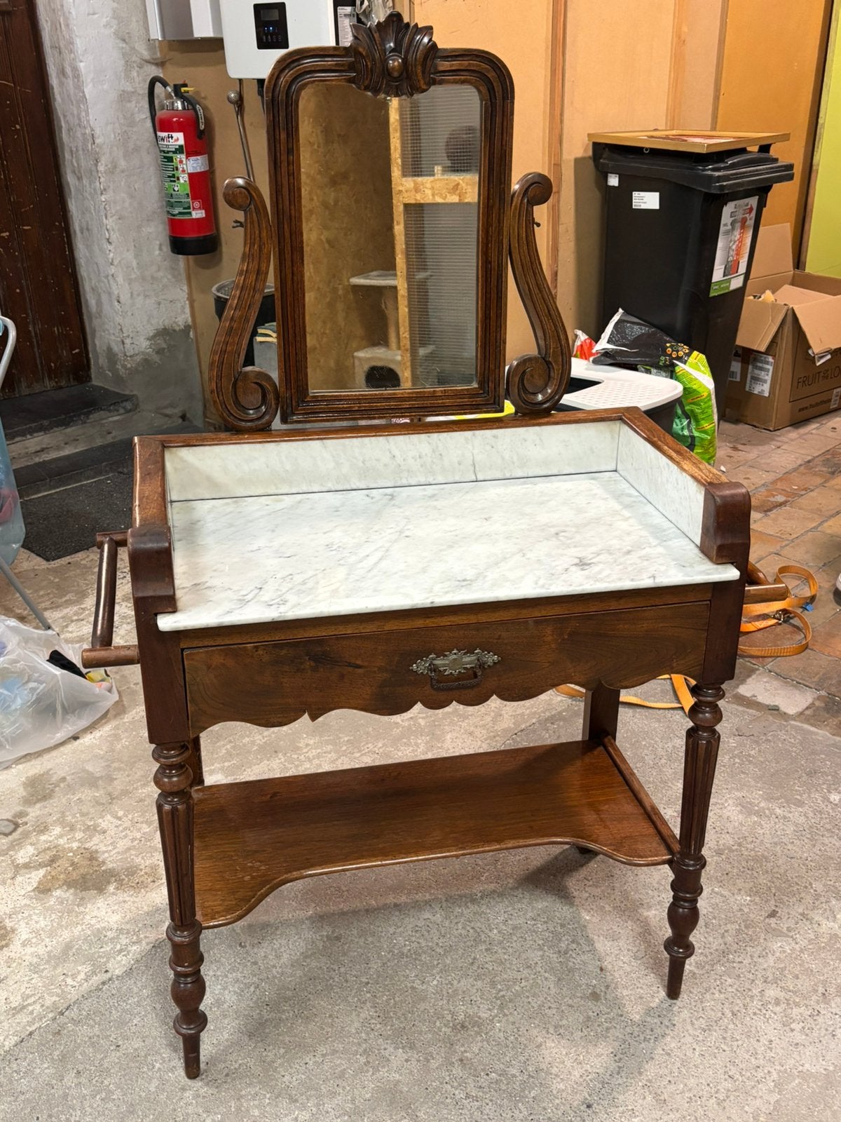 Ancienne table de maquillage, Enlèvement