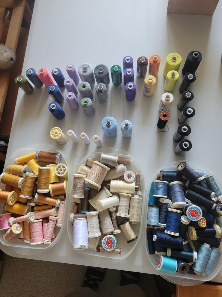 Fils de couture de différentes couleurs, Enlèvement, Comme neuf
