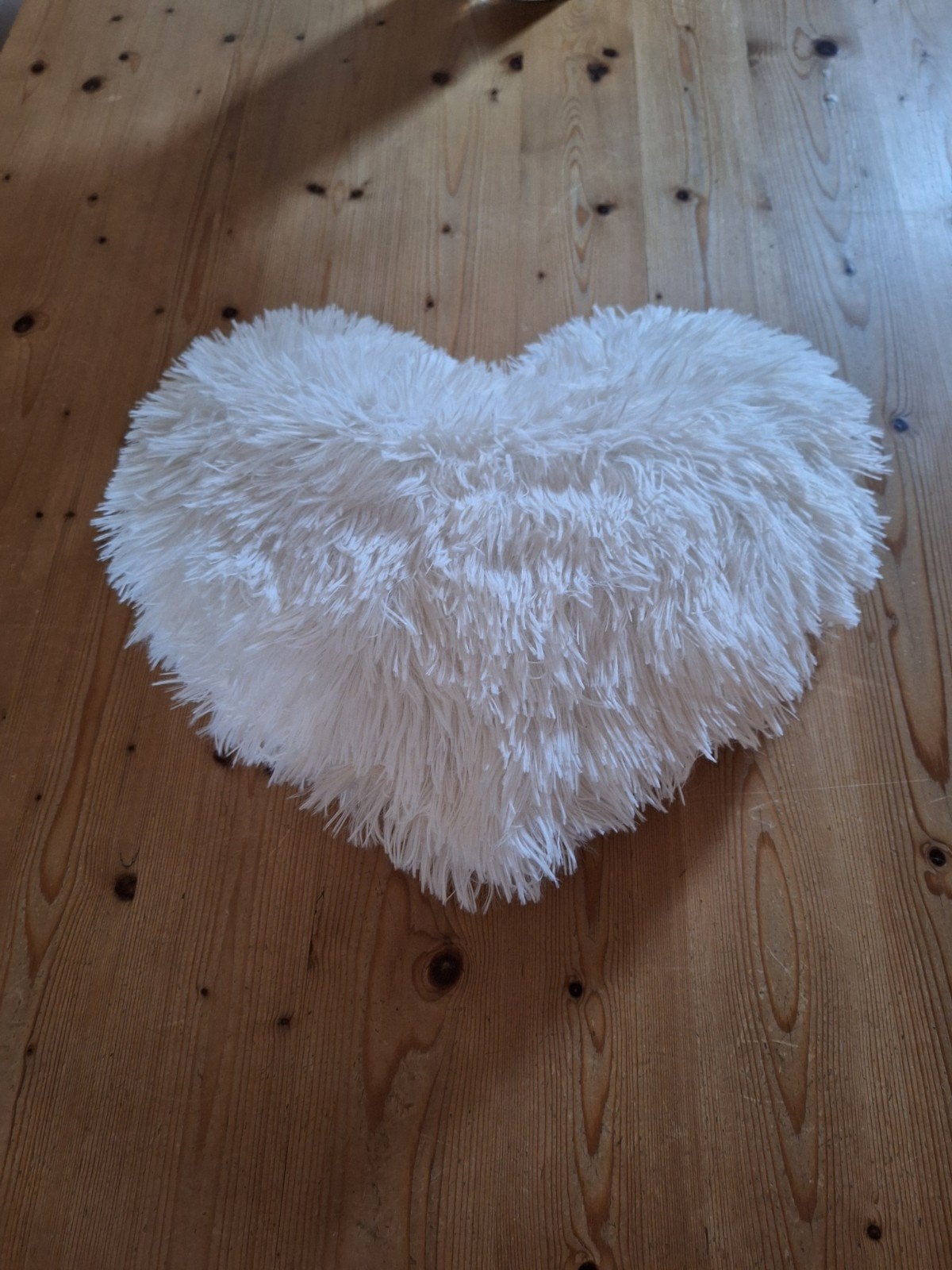 Coussin blanc en forme de cœur. NOUVEAU., Enlèvement ou Envoi, Blanc, En forme de cœur