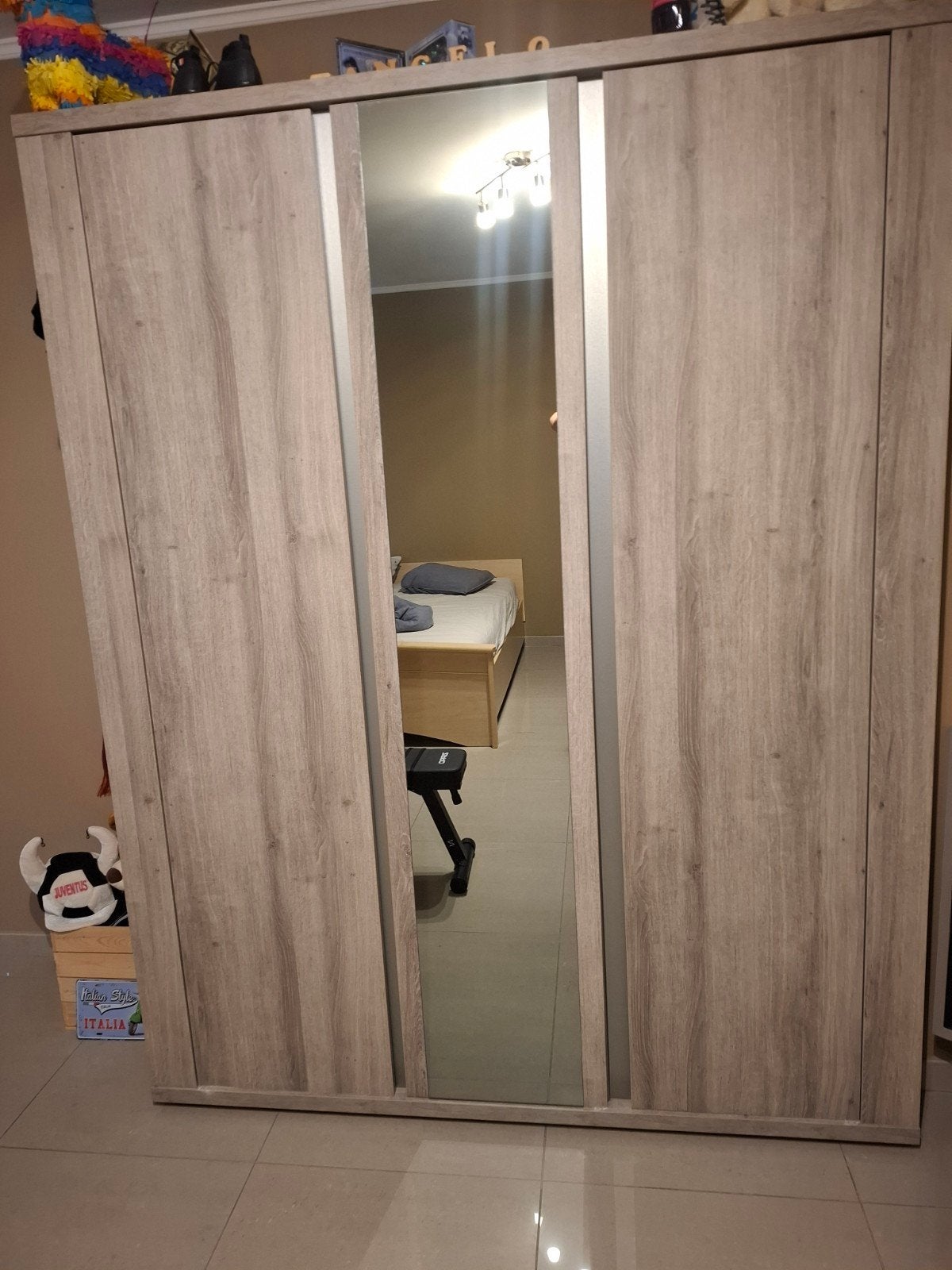 Garde robe avec miroir, Enlèvement