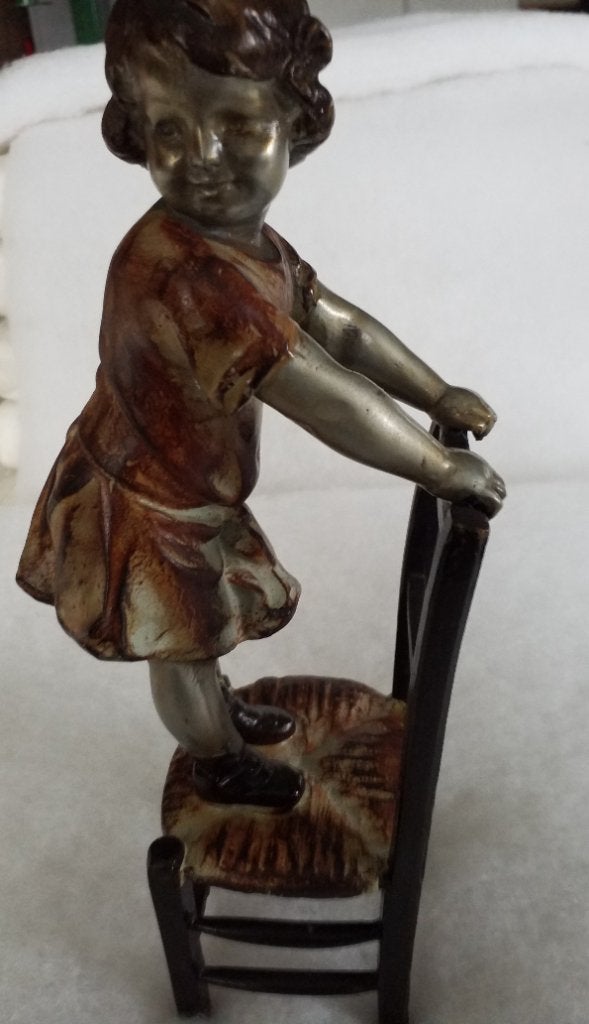 Meisje staat op  stoel in brons gepatineerd  hoogte 28cm, Antiek en Kunst, Ophalen, Brons