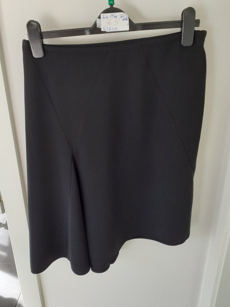 GIGUE Pikzwarte uitgeschuinde rok Maat: 44=38-40 Prijs: € 5, Vêtements | Femmes, Enlèvement ou Envoi, Noir, Taille 42/44 (L), Gigue