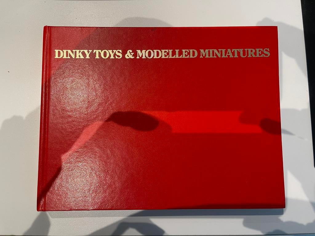 Dinky toys boek 312p. 1931-1979, Hobby & Loisirs créatifs, Modélisme | Voitures & Véhicules, Enlèvement ou Envoi, Comme neuf