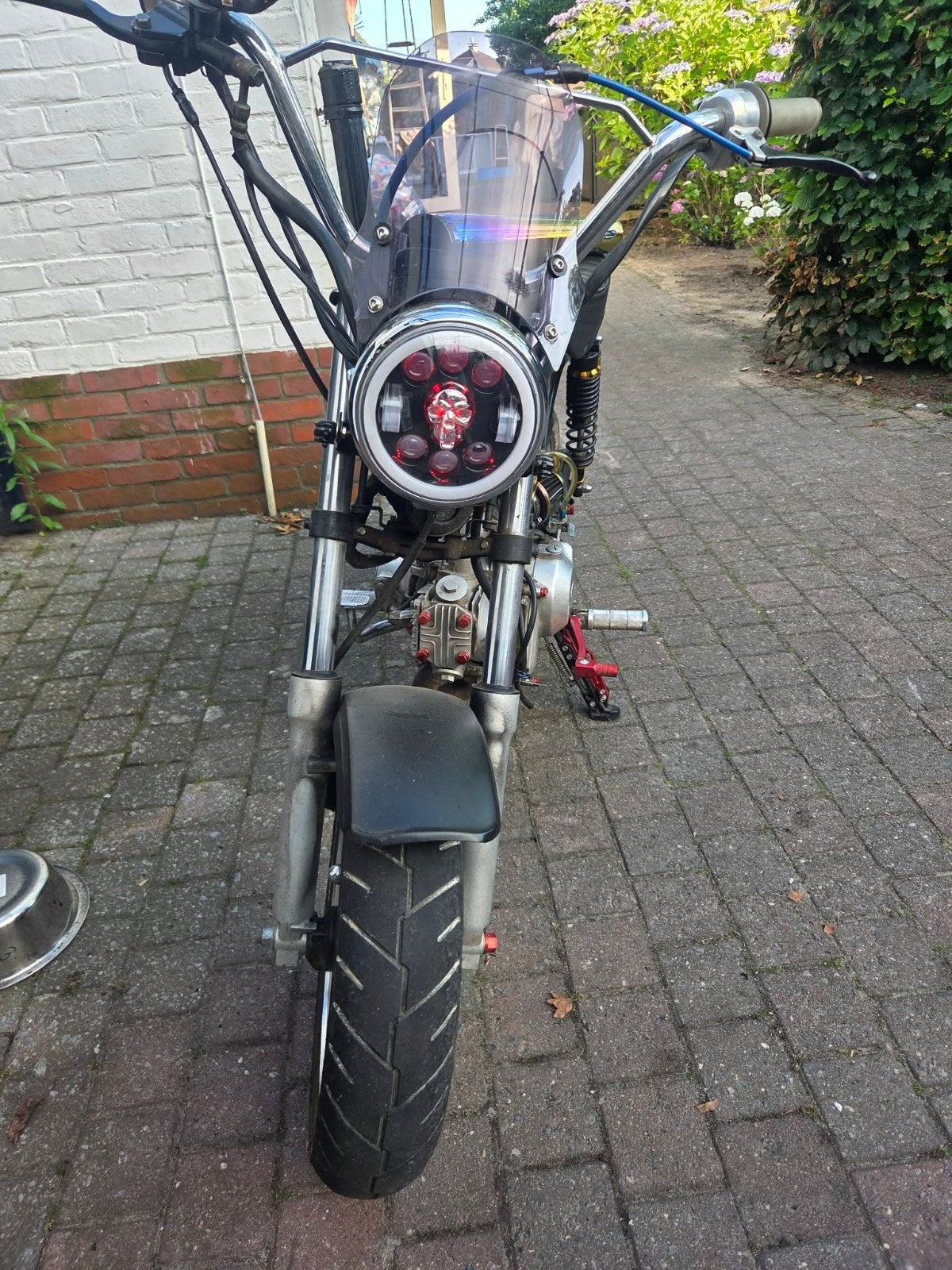 Dax, Motoren, Bedrijf