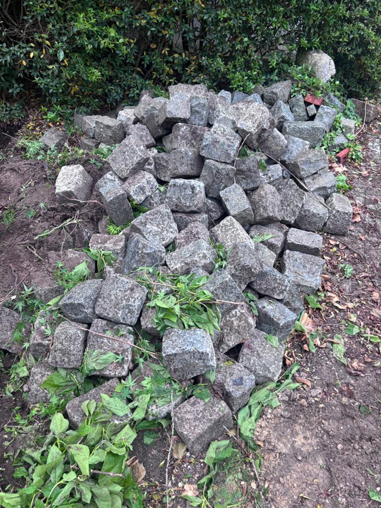 Partij dikke kasseien., Tuin en Terras, Ophalen, Gebruikt, Natuursteen, Overige typen