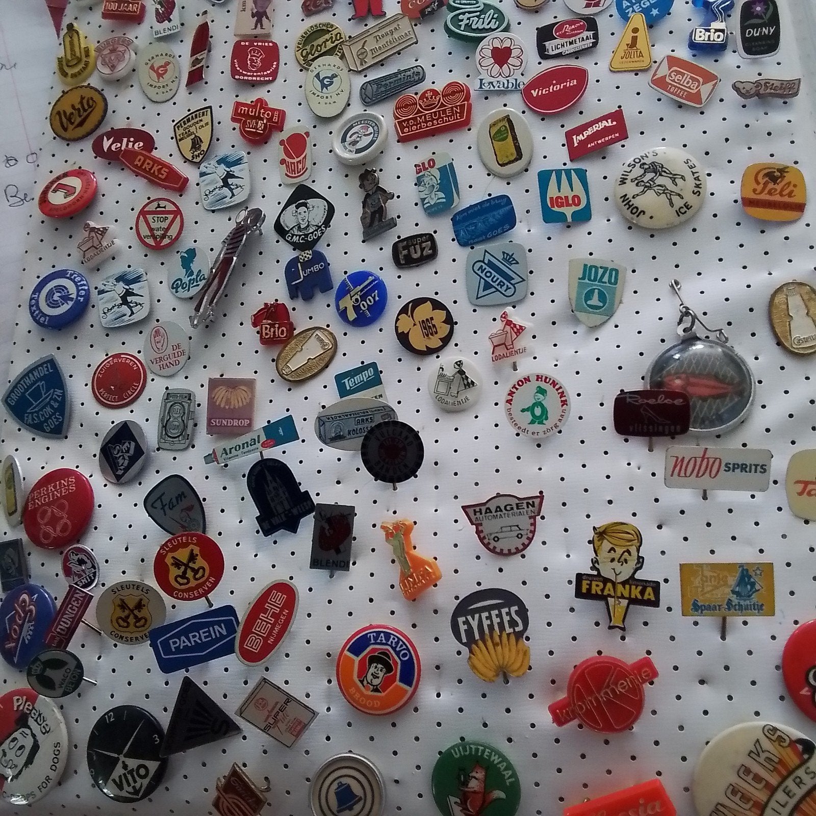 ongeveer 175 speldjes/buttons, Collections, Broches, Pins & Badges, Enlèvement ou Envoi
