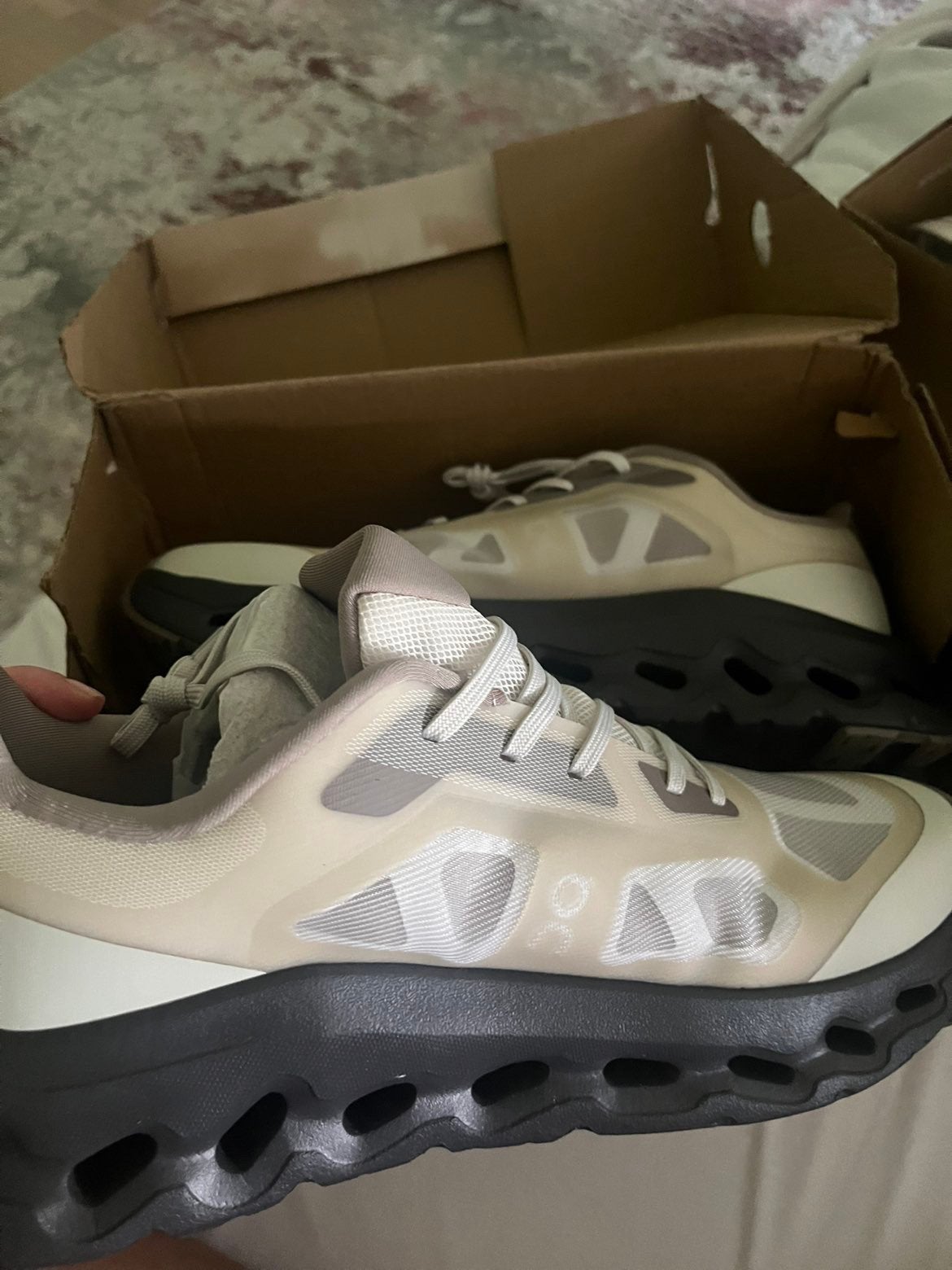 On cloud taille 44, Envoi, Neuf