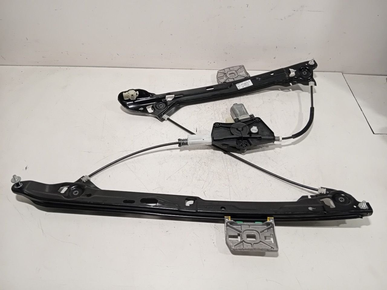 Raammechaniek elektrisch links achter Audi Q8, Onderdelen@venauto.nl, Van der Ven Autorecycling B.V., Ettenseweg 76, 4706 PB Roosendaal, The Netherlands
