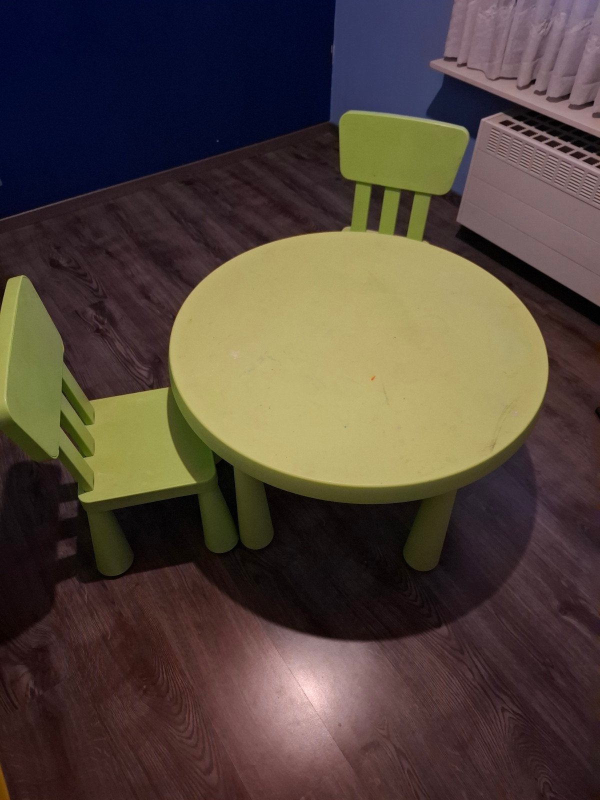 Kindertafel met 2 stoelletjes, Kinderen en Baby's, Kinderkamer | Tafels en Stoelen, Ophalen