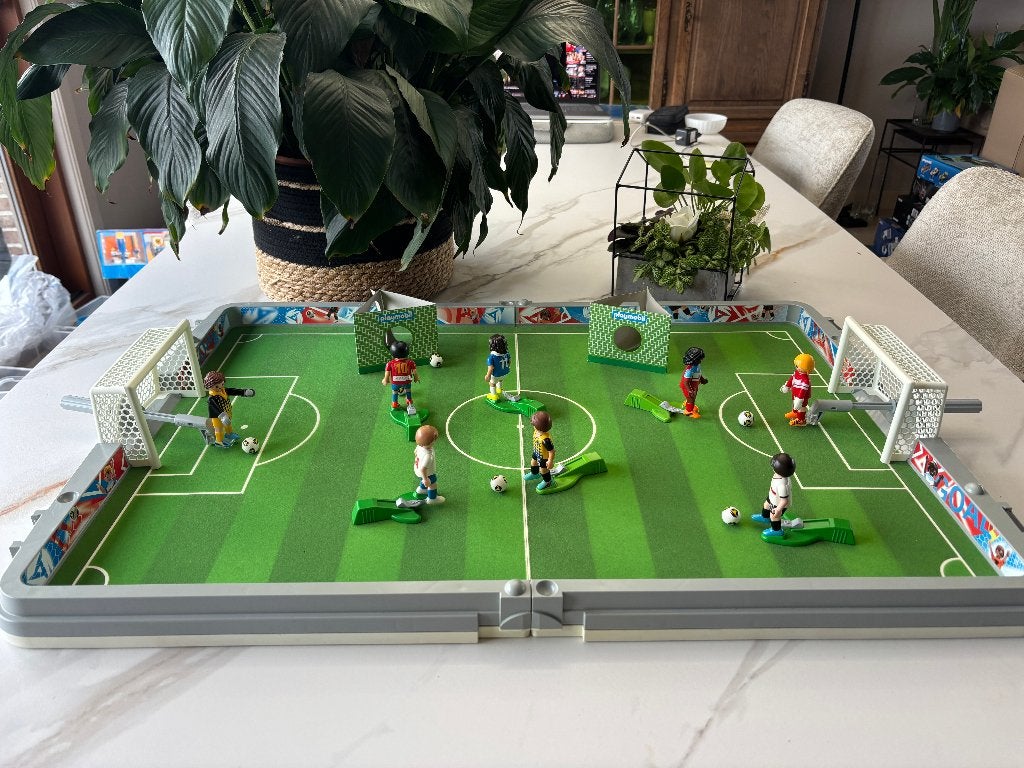 Playmobil 6857 Terrain de football avec joueurs offerts, Comme neuf, Sports & action, Figurines, Kit complet