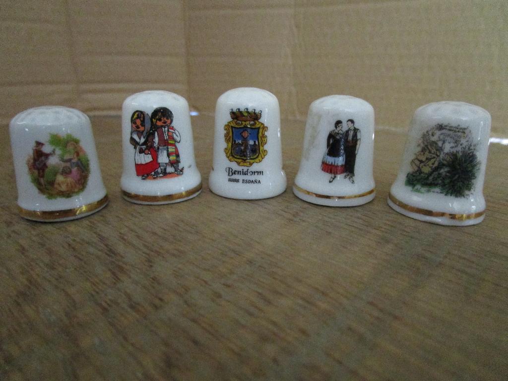 49 vingerhoedjes Spanje, Enlèvement ou Envoi, Neuf, Porcelaine