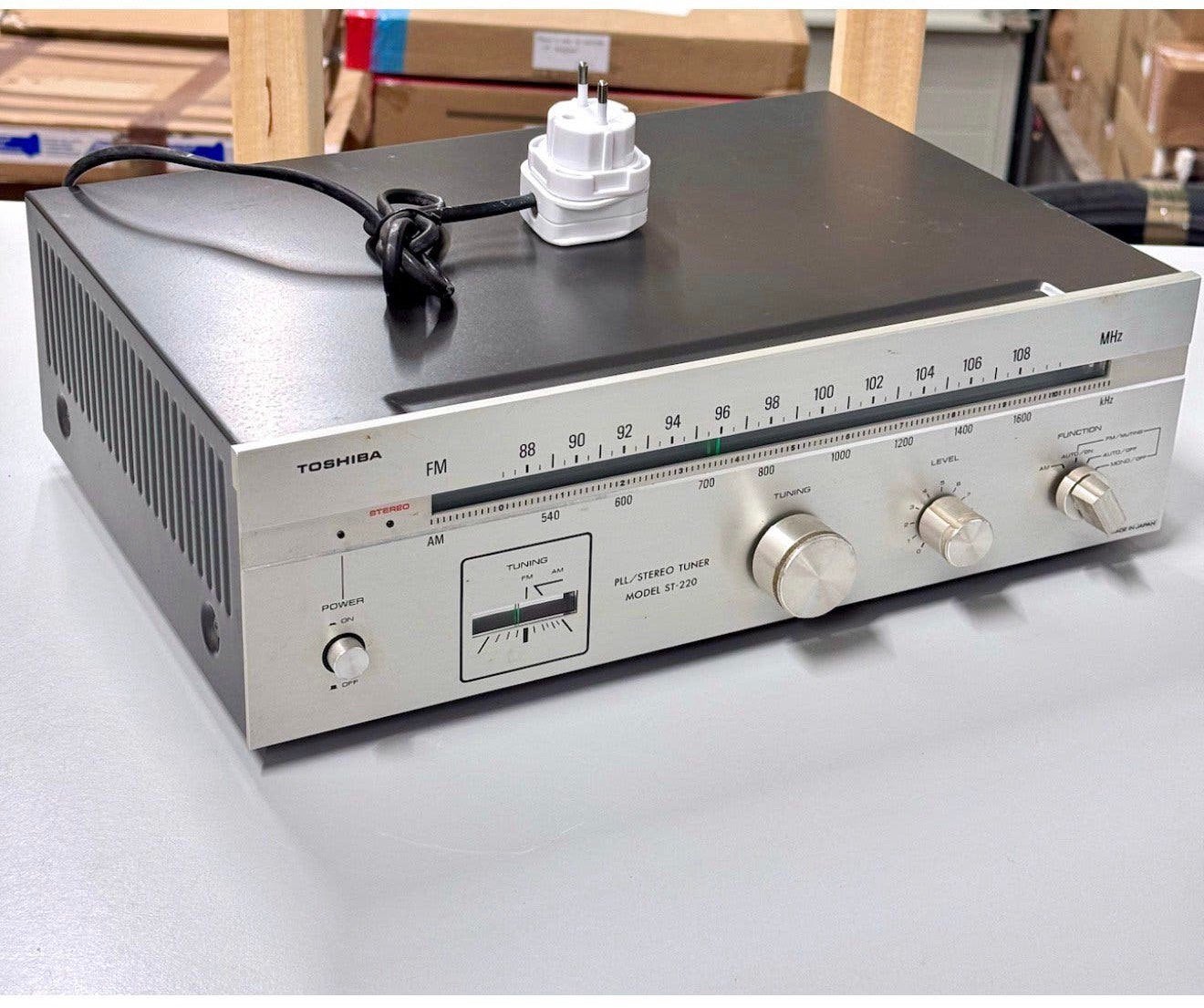 Tuner AM-FM stéréo vintage TOSHIBA ST-220 ST220 PLL Japon, Enlèvement ou Envoi, Comme neuf, Analogique