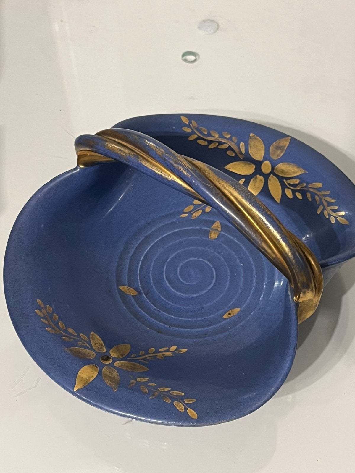 Coupe panier vintage en céramique bleu cobalt et dorures, Antiquités & Art, Enlèvement ou Envoi, Objet, Bleu