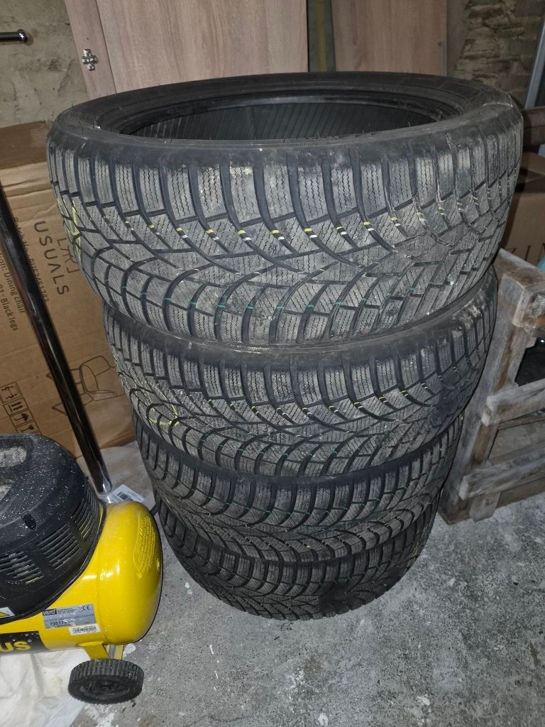 Pneus hiver TOYO 215/50R18 92V, Ophalen, 18 inch, Gebruikt, Winterbanden