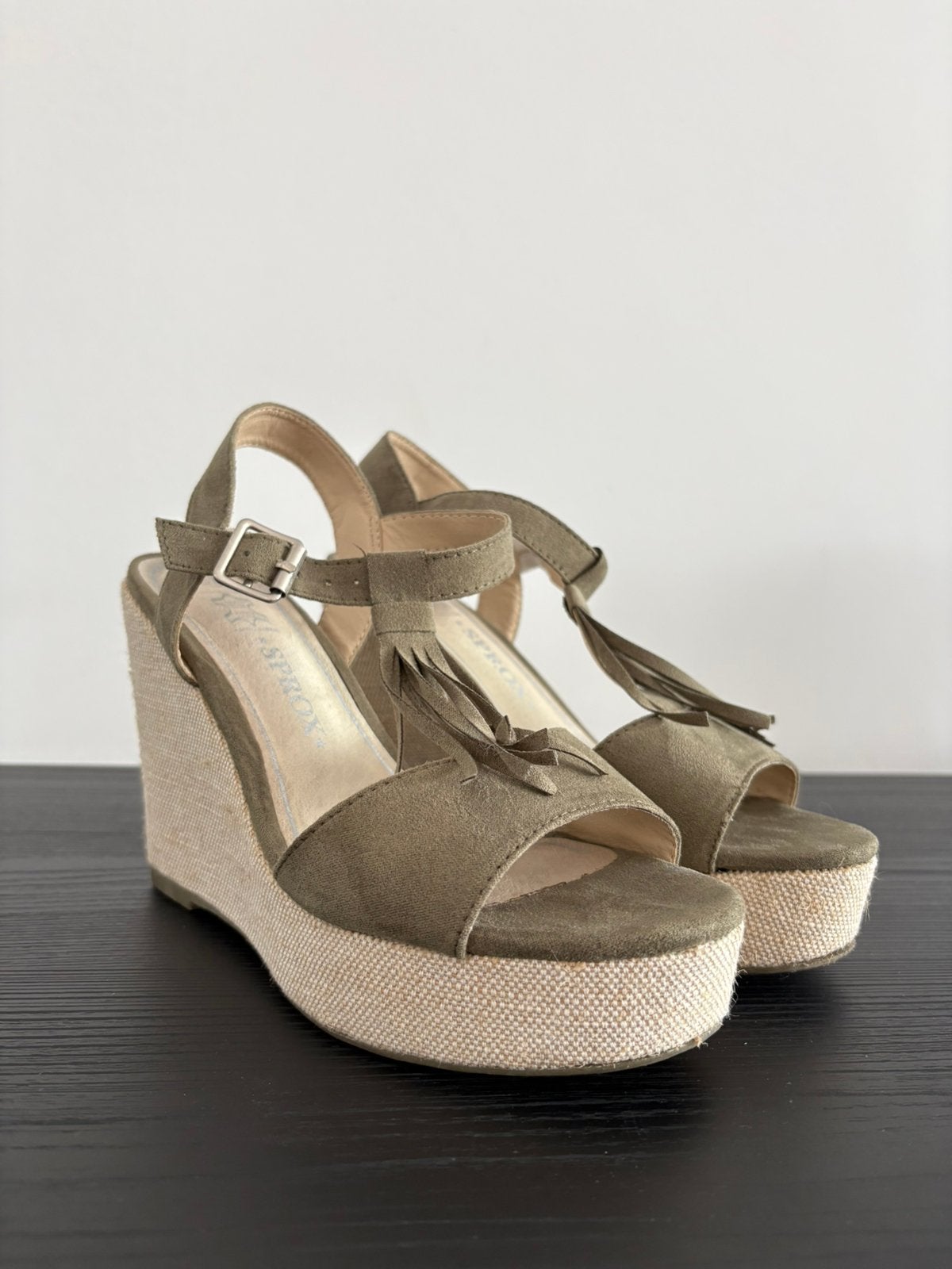 Mooie sleehakken - maat 37, Kleding | Dames, Schoenen, Beige, Ophalen of Verzenden, Zo goed als nieuw, Schoenen met hoge hakken