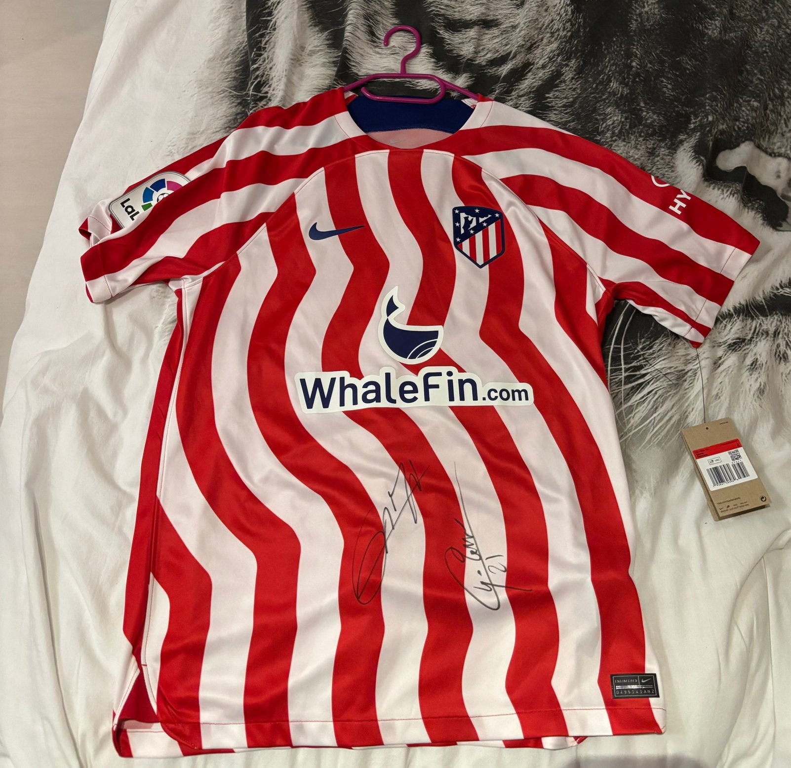 Maillot signé de l'Atlético Madrid par Griezmann et Carrasco, Taille L, Enlèvement, Neuf, Maillot