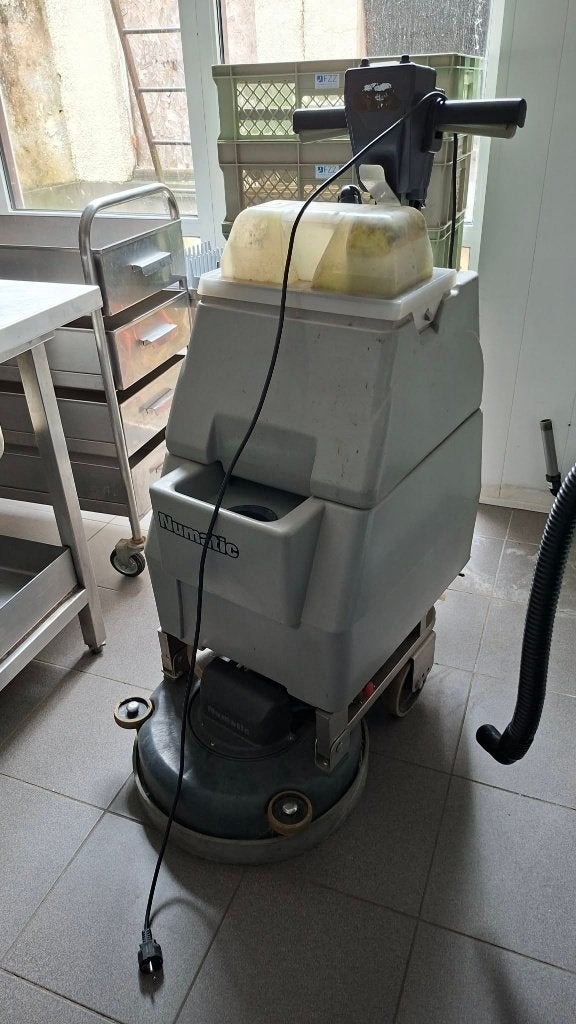 Kuismachine Numatic (met nieuwe batterijen), Enlèvement, Utilisé, Machine de nettoyage à brosse