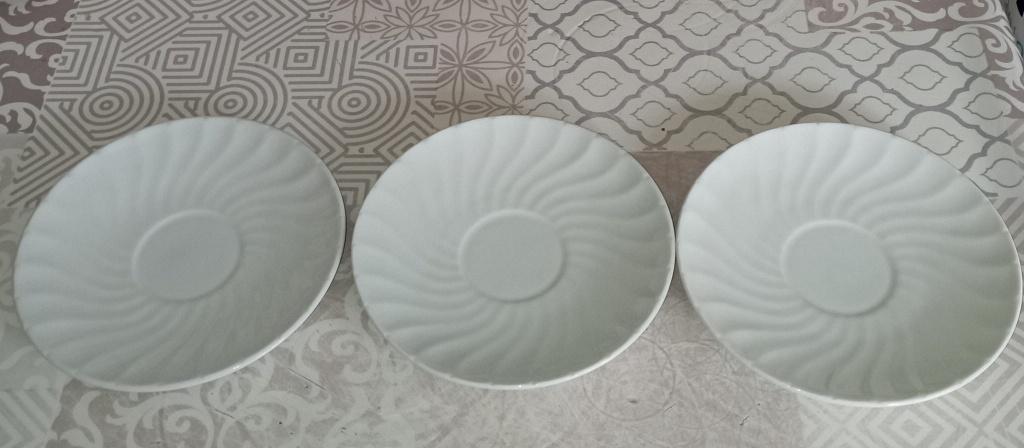 3 kleine bordjes wit, Ophalen, Zo goed als nieuw, Bord(en)