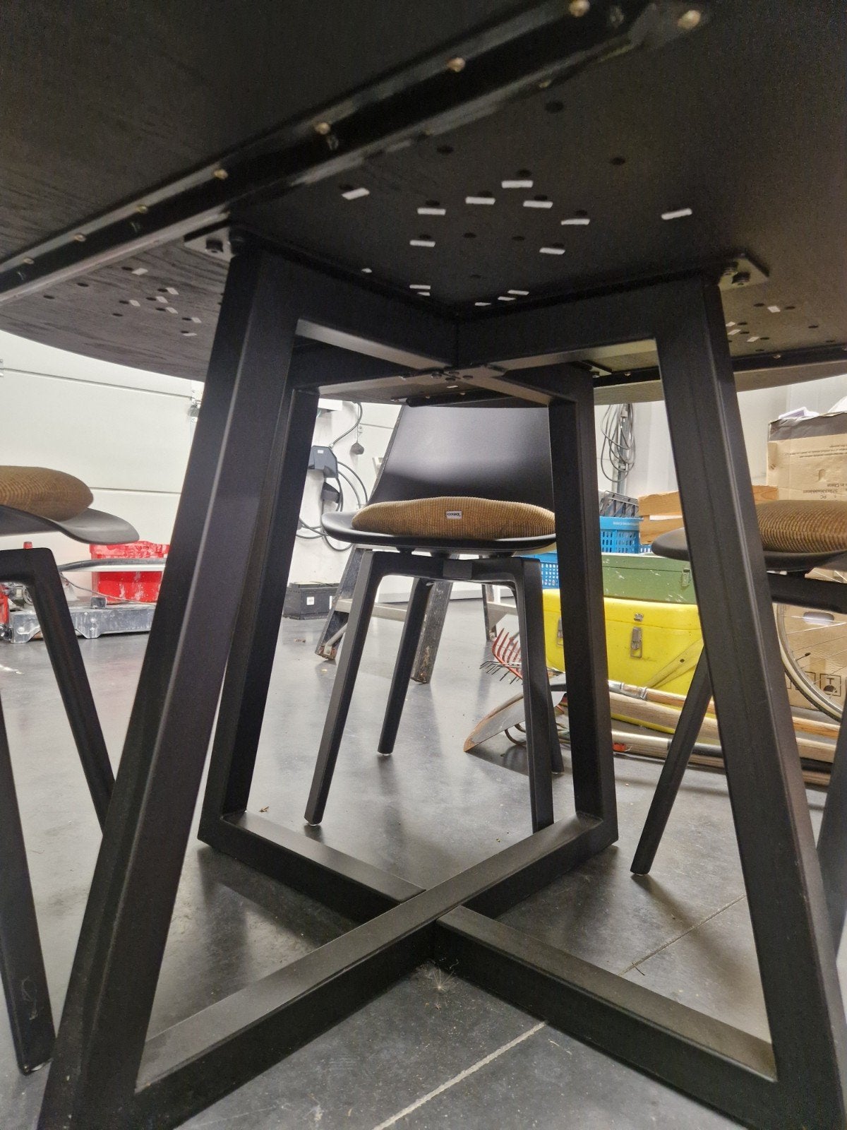Ronde zwarte tafel met stoelen, Huis en Inrichting, Ophalen, Vier personen