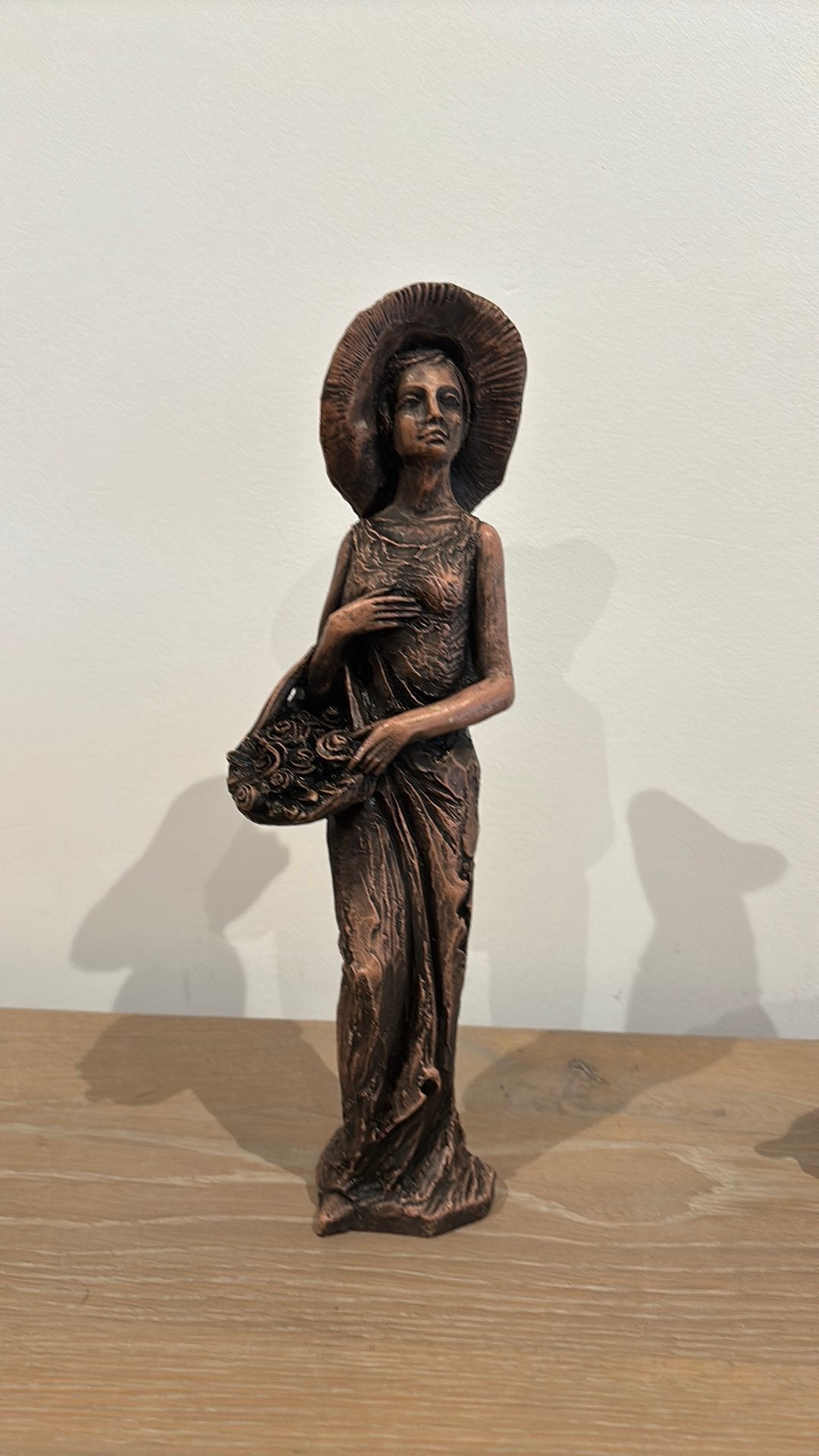 Beeldje vrouw met bloemen, Antiquités & Art, Art | Sculptures & Bois, Statue, Enlèvement ou Envoi, Art deco, Femme