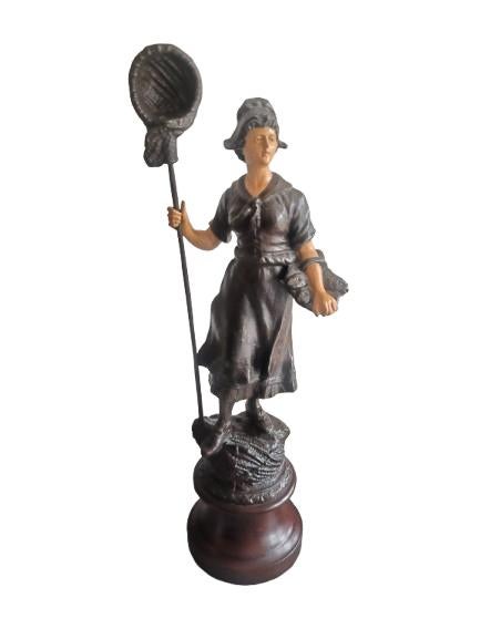 Prachtig beeld van een Traditionele Vissersvrouw (Pêcheuse), Statue, Enlèvement ou Envoi, Métal, Femme