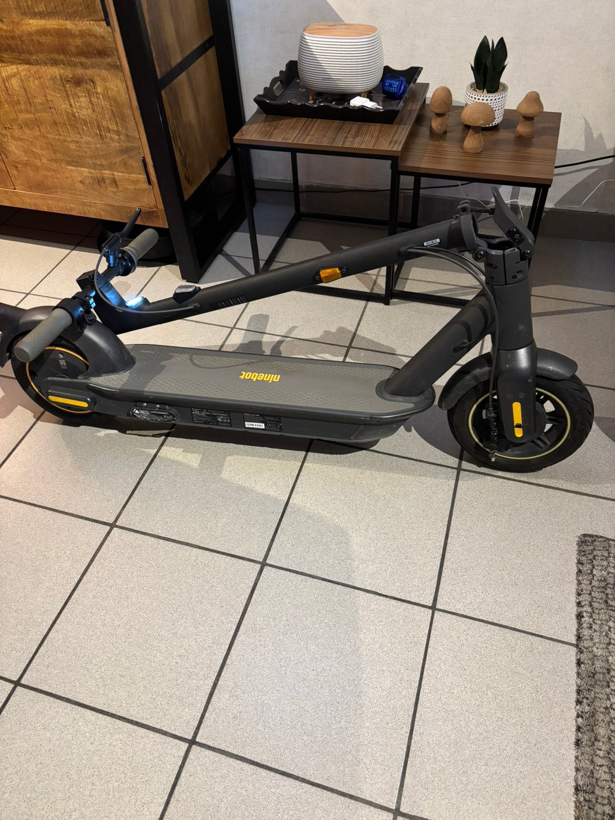 Ninebot Max G30 met oplader en factuur, Vélos & Vélomoteurs, Enlèvement, Comme neuf, Step électrique (E-scooter)