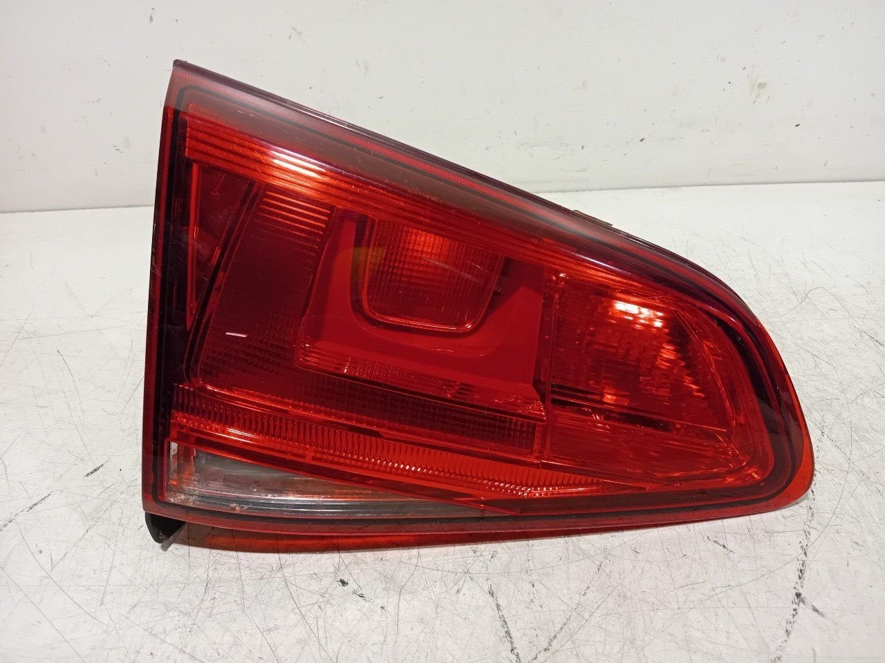 Achterlicht kofferdeksel achterklep links Volkswagen Golf, Onderdelen@venauto.nl, Van der Ven Autorecycling B.V., Gebruikt, Ettenseweg 76, 4706 PB Roosendaal, The Netherlands