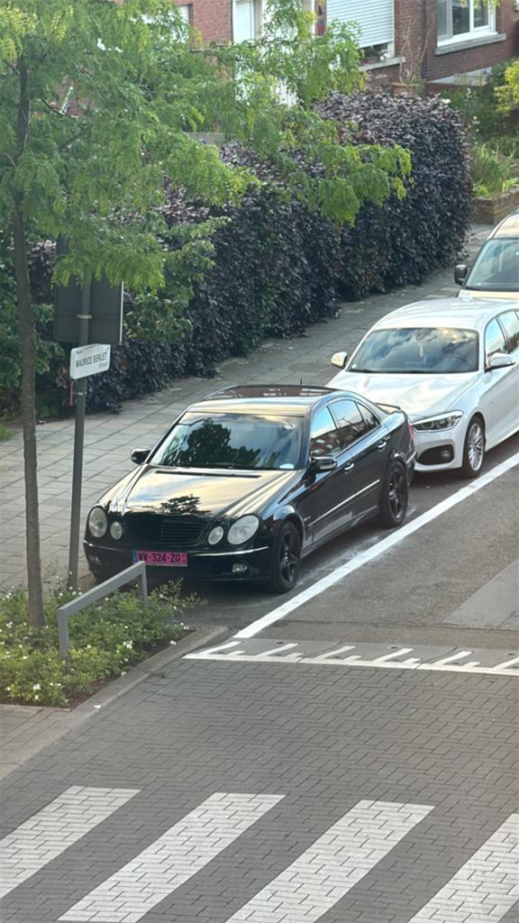 Mercedes w211 e240, Auto's, Mercedes-Benz, Automaat, Zwart, 2597 cc, Zwart