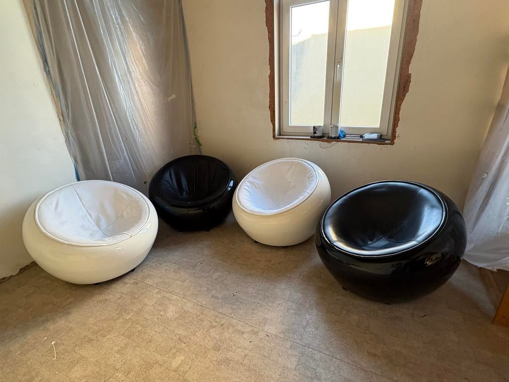 4 egg chairs (2 wit + 2 zwart), Huis en Inrichting, Ophalen, Overige materialen, Gebruikt, Zwart