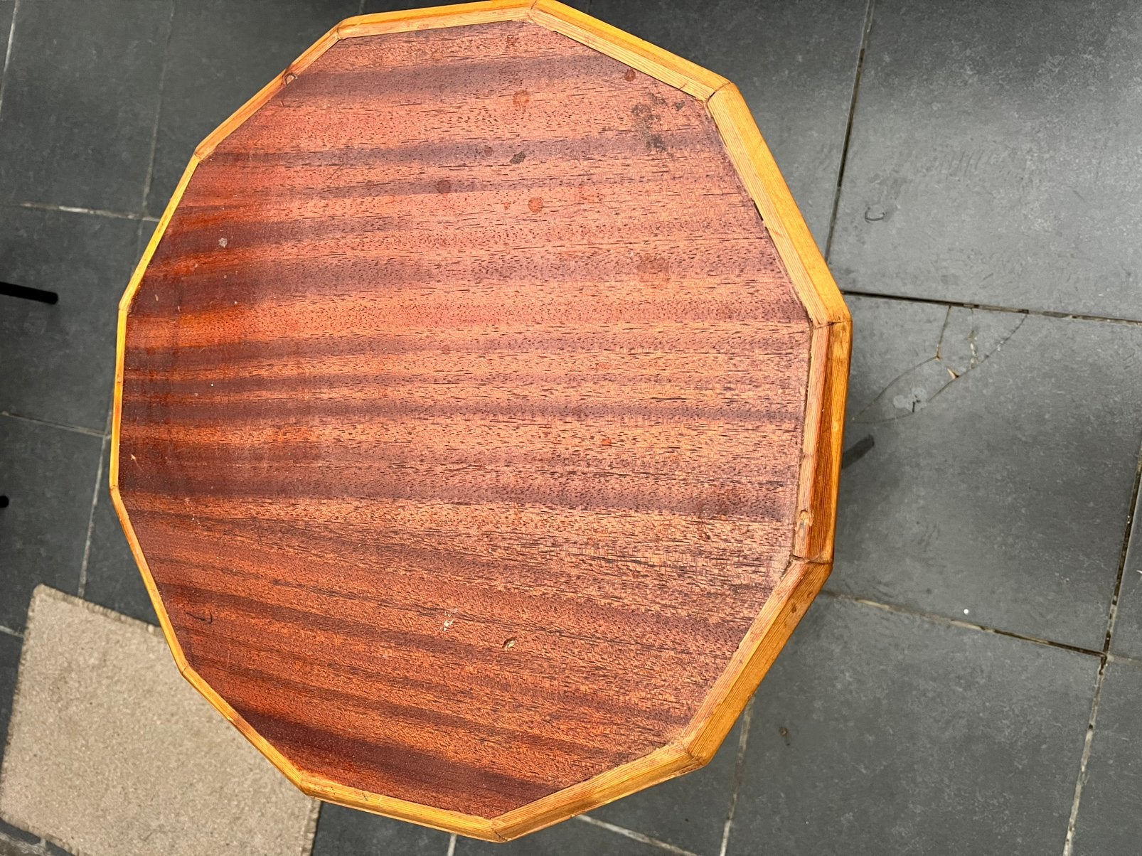 Petite table en bois, Enlèvement