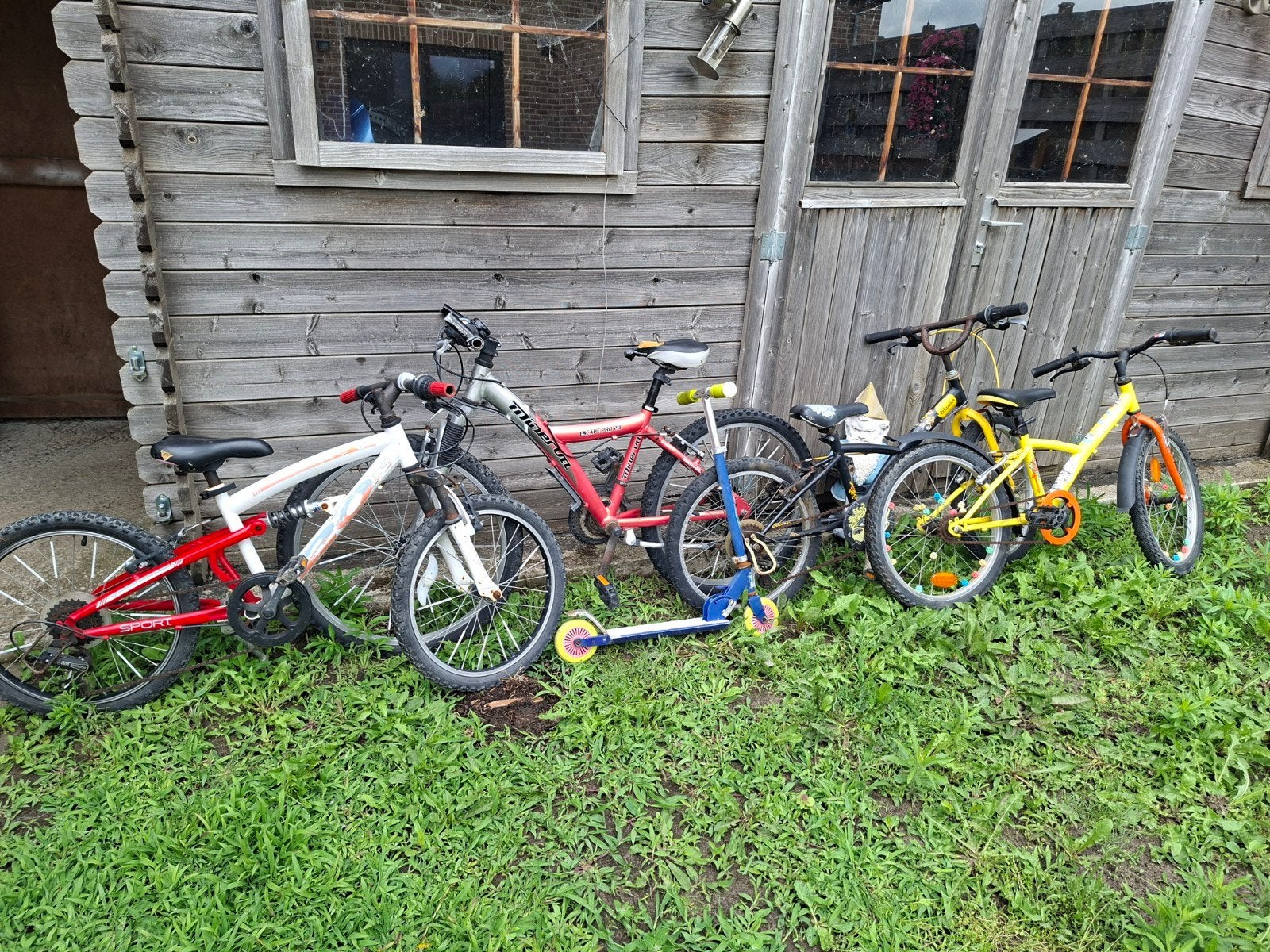 4 kinderfietsen +stepje 25 euro /st   Of 75 euro/alles, Ophalen
