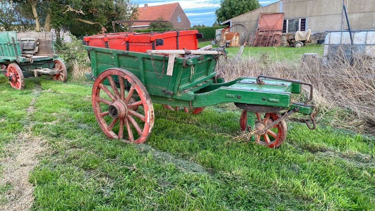 Antieke wagen en driewiel karren, Ophalen