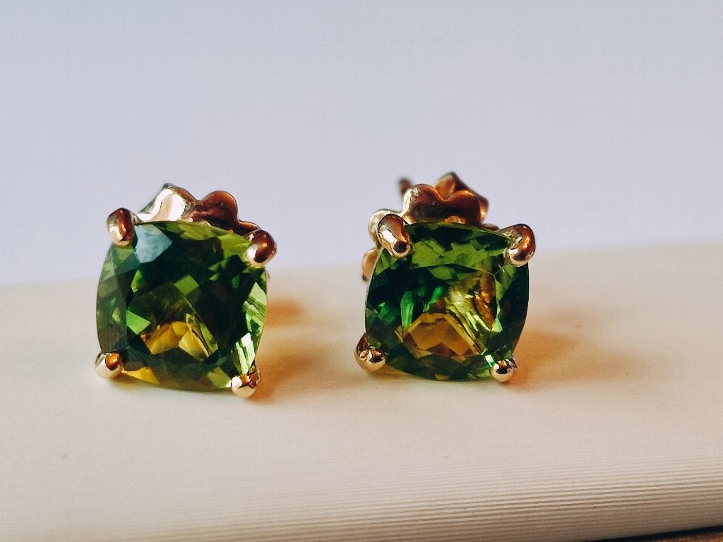 Gouden oorstekers met peridots 3,20 kt, Nieuw, Ophalen of Verzenden, Met edelsteen, Knopjes of Stekers