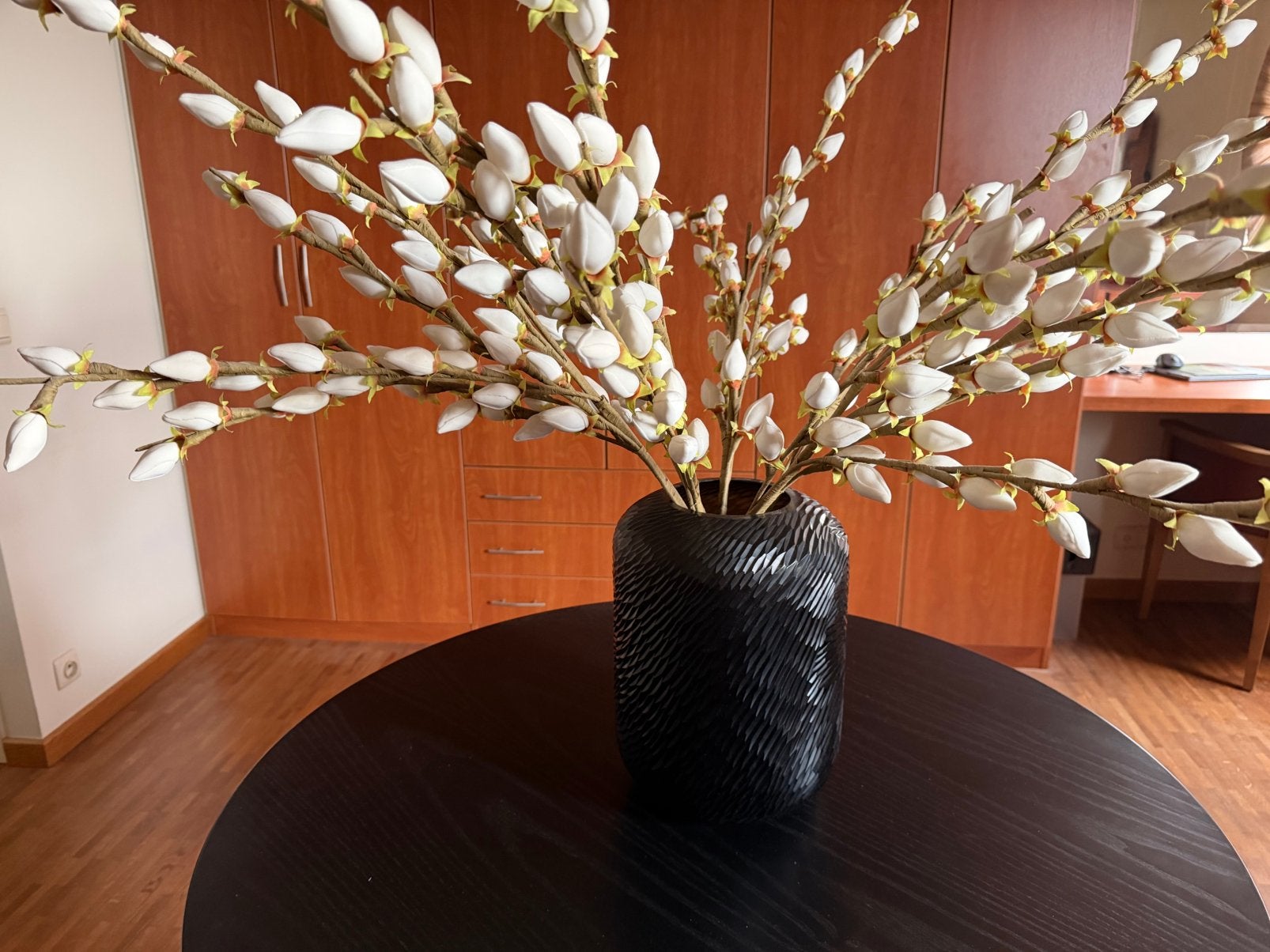 Glazen vaas met 6 takken kunstbloemen, Huis en Inrichting, Woonaccessoires | Vazen, Ophalen, Zo goed als nieuw, Zwart