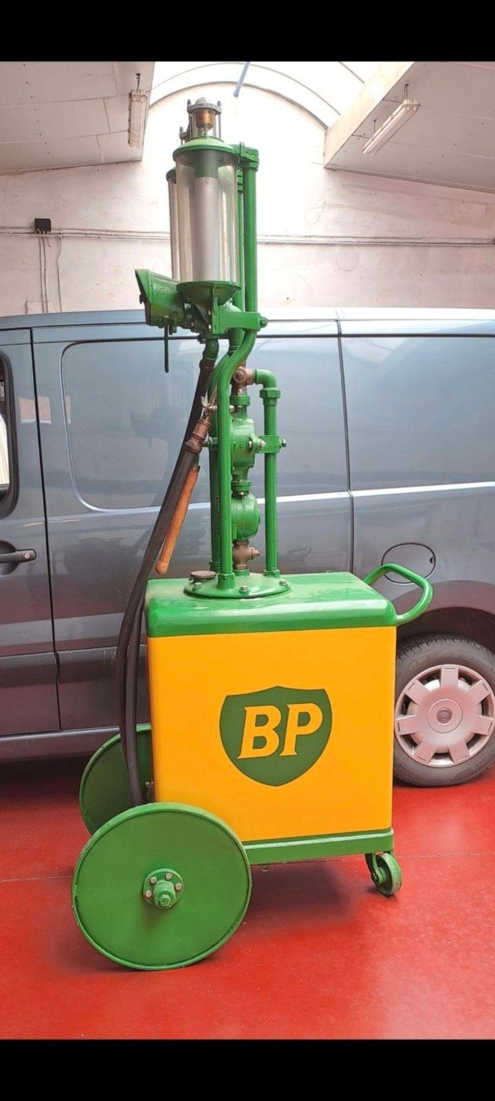 pompe à essence BP unique, Enlèvement
