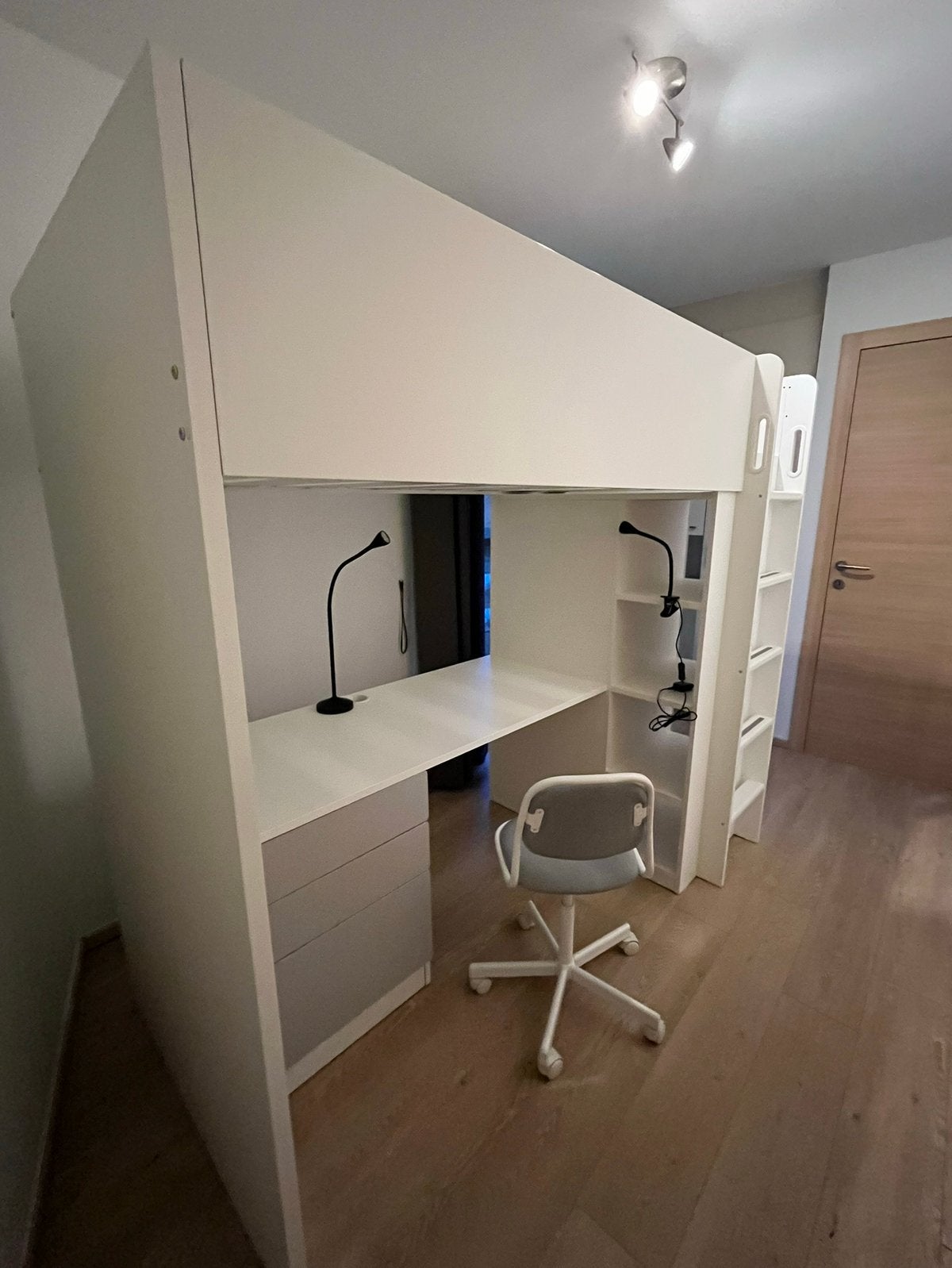 Hoogslaper Ikea Smastad wit met bureau, Ophalen, Eenpersoons, Zo goed als nieuw, 200 cm