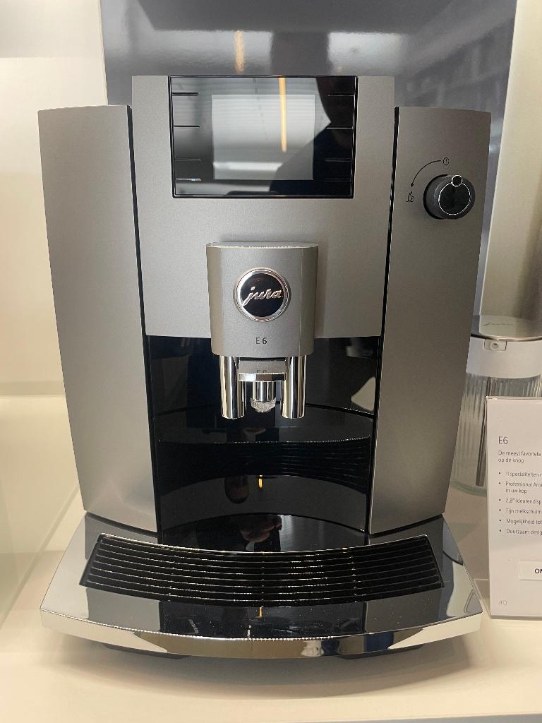 Jura e6 dark inox Nieuw Nieuw!, Elektronische apparatuur, Koffiezetapparaten, Ophalen, Afneembaar waterreservoir, 4 tot 10 kopjes