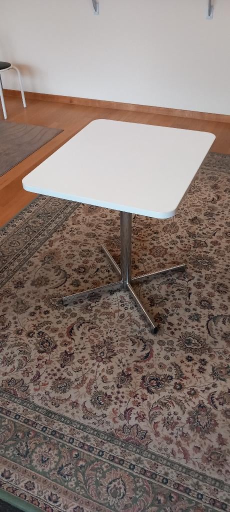 Une table blanche, pied en inox, Maison & Meubles, Tables | Tables à manger, Comme neuf, Enlèvement